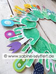 Fruhlingsdeko selber machen niedliche zwitscherbande mit kindern. Basteln Mit Kindern Selbst Gemachte Fruhlingsdeko Aus Papier Blumen Und Handab In 2021 Blumen Basteln Aus Papier Basteln Fruhling Kindergarten Basteln Fruhling Blumen