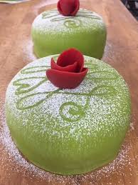 Förbered helst tårtan dagen innan för bästa resultat. Bikupa Mandelbotten Vanilj Gradde Och Mork Choklad Picture Of Gunnars Konditori Ulricehamn Tripadvisor