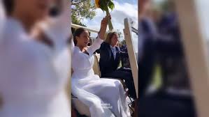 Hora de abrir el baile. La Original Fiesta De Boda De Marta Pombo Baile Karaoke Y Hasta Una Tombola Para