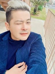 Cuộc sống đối lập nhau của vợ chồng nam diễn viên Hoàng Anh