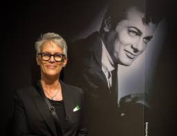 Jamie lee curtis has revealed that her child with her husband christopher guest is transgender. Jamie Lee Curtis Hilft Beim Spendensammeln Fur Ungarische Synagoge Ungarn Heute