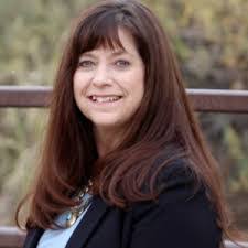 Evelyn Dow's Instagram, Twitter & Facebook