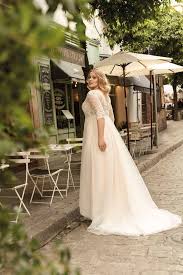 Sei der star auf jeder party jetzt etuikleider auf otto.de bestellen! Curvy Brautkleid Mit Floralem Spitzen Oberteil Zarten Dreiviertel Spitzenarmeln Und Fliessendem Softtull Rock