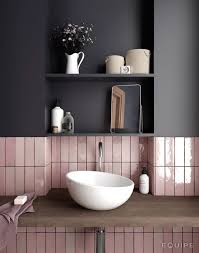 Love The Contrast Between The Pink Tile And Black Walls Retro Fliesen Badezimmer Trends Badezimmerfliesen