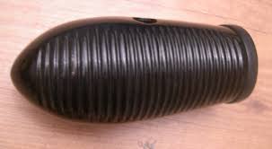 Las maracas son un instrumento idiófono y de oscilación constituido por una parte esférica hueca sostenida por un mango que la atraviesa, o está adherida a ella. Guiro Wikipedia La Enciclopedia Libre