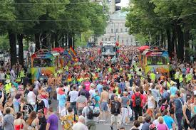 Regenbogenparade startete kurz nach 12:00 uhr, unter dem motto together & proud andersrum mit der ma 48 wien und den cops, sind genau 107 gruppen bei der wiener regenbogenparade. 23 Regenbogenparade Viennainside At