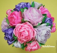 как сделать розу из атласной ленты для свадебного букета Master Klass Smotret Onlajn Masterim Interernyj Buket Pionov Iz Atlasnyh Lent Zhurnal Yarmarki Masterov Izgotovlenie Cvetov Tkanevye Cvety Shyolkovye Cvety