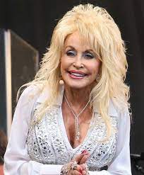 Dolly parton looks angelic in white dress for exciting announcement i do all my beauty work and cleaning my face in the morning because i usually try to keep my makeup on at night, she. Reveal The Real Reason Why You Ll Never See Dolly Parton Without Makeup