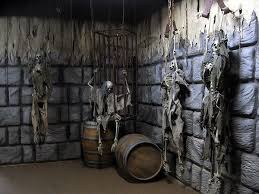 B0c4e7bbff71bd485f6652c1beb9d5a6 Jpg 600 450 Halloween Garage Halloween Props Diy Pirate Halloween Decorations
