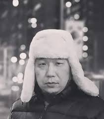 돌궐족 후손 아니냐는 얘기를 들었다. 얼굴로 먹고사는 내게 외모 이슈는 항상 따라 다니는데 돌궐족은 처음 들어서인지 매우 신선하고  기뻤다. 다음 생애에는 꼭 기타로도 관심 받고 싶지만 지금보다 더 잘생겨져서 태어나면...힘들겠네.