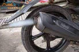 Penyebab knalpot motor berasap hitam pekat dan cara gampang mengatasi. Penyebab Asap Keluar Dari Knalpot Motor Salah Satunya Bikin Boros Bensin Gridoto Com