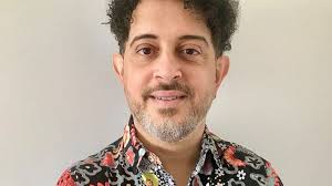 Rodrigo Ribeiro Barreto analisa o lugar LGBTQIA+ no videoclipe brasileiro