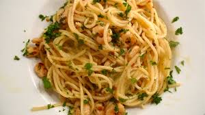 Cuocete gli spaghetti al dente e nel frattempo potete preparare il condimento: What S Burning Spaghetti Con Gamberetti In Aglio Olio E Peperoncino The Palladian Traveler