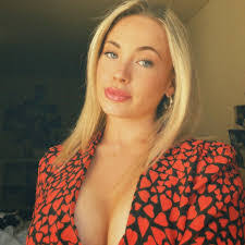 Emily Hooper's Instagram, Twitter & Facebook