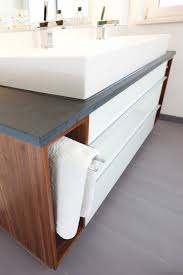 Der Integrierte Handtuchhalter Lasst Sich Nach Gebrauch In Den Waschtisch Zuruckschieben Bad Einrichten Badezimmer Handtuchhalter