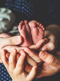 With little bit of preparation and creativity, any mom can do these at. In Home Newborn Photo Session In Home Family Photography Lifestyle Family Photo Des Moines Pho Newborn Family Pictures Newborn Photoshoot Newborn Family Photos