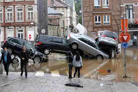 Stava cercando di drenare l'acqua scesa a valle verso il suo terreno Maltempo Anche In Belgio Paesi Bassi E Lussemburgo Inondazioni E Case Evacuate Greenme