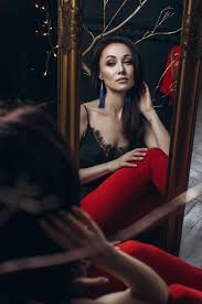 Otra línea de interpretación mujer seductora. Mujer Seductora En Traje Rojo Se Sienta Ante Un Espejo Foto Gratis