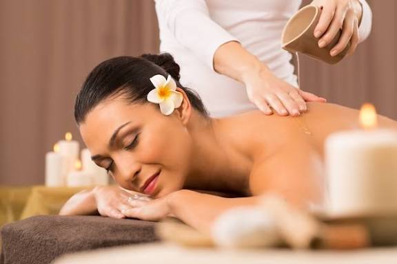 Woman having a back oil massage | Premium Photo