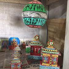 The artist here though works on various mediums now including cotton & silk cloth, coconut shells, areca nutshells, glass bottles, stone, wood, etc. Raghunath Mohapatra Art Craft Bhubaneswar 2021 What To Know Before You Go With Photos Tripadvisor