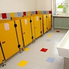 Toilette machen (sich ankleiden, frisieren, zurechtmachen). 7 Kids Toilte Ideas School Bathroom Kindergarten Design School Interior
