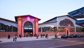 Nach mehreren jahren ohne nutzung wurde die halle mit der beeindruckenden größe von 20.000 quadratmetern außen und innen saniert. Globe Wien Karl Farkas Gasse 19