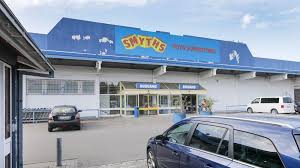 Toysrus ei tegutse valdkondades rõivakauplused, laste ja imikute rõivad, traktorid ja põlluharimisseadmed, ostlemine, mänguasjade ja mängude jaemüük. Wallenhorst Smyths Toys Schliesst Combi Baut Um