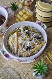 Sedia dihidang dengan daun ketumbar atau kacang peas. Set Lengkap Nasi Jagung Ayam Masak Merah Ala Kenduri Dan Acar Timun Pasti Sedap Dan Suami Puji Qasey Honey