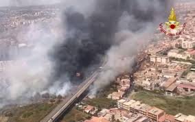 Il tragico bilancio il bilancio ufficiale riportato dall'agenzia xinhua parla anche di 16 feriti. Incendi In Sicilia 150 Evacuati Via Mare A Catania Distrutto Stabilimento Balneare Sky Tg24