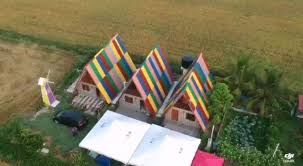 Struktur rumah yang berbentuk tiga segi kini semakin menular di social media. Pandangan Dari Atas Chalet Segitiga Padihijau Homestay