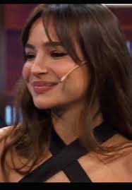 Brenda Asnicar Canta 'Vivo Per Lei' con Pasión