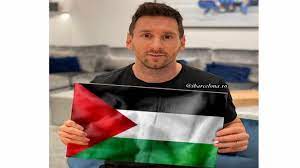 ليونيل ميسي افضل لاعب بالتاريخ. ØµÙˆØ±Ø© Ù…ÙŠØ³ÙŠ ÙˆÙ‡Ùˆ ÙŠØ­Ù…Ù„ Ø¹Ù„Ù… ÙÙ„Ø³Ø·ÙŠÙ† Ù…ÙØ¨Ø±ÙƒØ© Ù…Ø³Ø¨Ø§Ø±