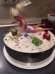 Geburtstag, die weitere überraschungen in sich steckt. 18th Birthday Cake With Alcohol And A Barbie This Cake Made Me My Friends Rolemodel Haha Essen Und Trinken Essen Torten