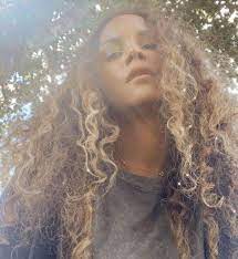 Torna alla ribalta in fatto di tagli capelli ricci il look wild spettinato, vivacizzato da una scalatura asimmetrica e in generale importante, in stile anni ’80. Capelli Ricci Come Gestirli Al Mare Tra Styling E Cura Io Donna