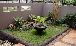 Jika anda memiliki lahan seluas 2m x 1,5 m tentunya anda masih bisa membuat sebuah taman mungil di depan rumah anda. 6 Cara Membuat Taman Depan Rumah Minimalis Dilengkapi Rab