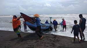 Maybe you would like to learn more about one of these? Meski Ada Ancaman Gelombang Tinggi Dan Angin Kencang Sebagian Nelayan Pantai Depok Tetap Melaut Tribun Jogja