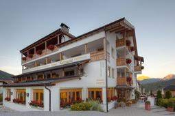 L'agriturismo al cir, circondato com'è da una natura l'arredamento ricalca lo stile tipico dell'alta badia, con il legno dei boschi locali a farla da padrone. San Martino In Badia 65 Tra Hotel B B E Appartamenti Vacanze