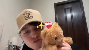 Chris y su osito: Momentos adorables y mágicos