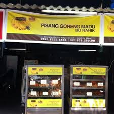 Bagian luarnya garing dan renyah dengan tekstur yang agak kasar dengan warna kehitaman mendominasi di. Pisang Goreng Madu Bild Von Pisang Goreng Madu Bu Nanik Jakarta Tripadvisor