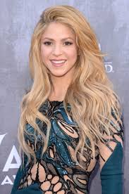 In der dokumentation wird gezeigt wie sie ihr konzert in argentinien durchsetzt. Bye Bye Blonde Locken Shakira Uberrascht Mit Neuem Look