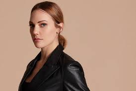 Meryem uzerli 3 eylül 2020 tarihinde ikinci kez hamile olduğunu açıklayarak, hamileliğin beşinci ayında olduğunu söyledi. Meryem Uzerli Covers Her Puffed Tommy In A Baggy Coat After Announcing She S 5 Months Pregnant Pictures Alsiasi