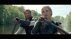 Résumé de le chasseur et la reine des glaces. Le Chasseur Et La Reine Des Glaces Extrait Eric Plaisante Avec Sara Vf Au Cinema Le 20 Avril Youtube