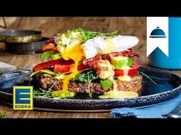 Ei Mal Anders Geniessen Sie Mit Unserem Eggs Benedict Rezept Avocado Salat Tomatenscheiben Bacon Sauce Hollandai Pochiertes Ei Eggs Benedict Rezept Rezepte