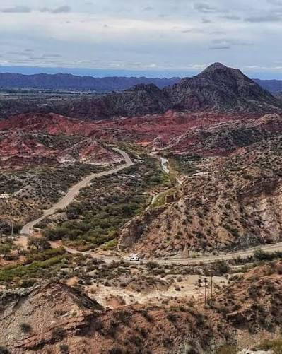 Conocés la cuesta de Huaco en San Juan? ✨  Argentina está llena de  rincones sorprendentes y la Cuesta de Huaco, en la provincia de San Juan,  es uno de ellos. ️