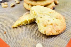 Recette De Cookies Au Toblerone Blanc Et Aux Cacahuetes Cookies Recette Alimentation Toblerone