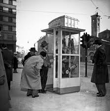 10 2 1952 L Installazione A Piazza San Babila Della Prima Cabina Telefonica In Italia Cabina Telefonica Immagini All Aperto