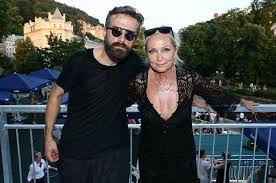 Oficiální facebooková stránka báry basikové oficiální fanklub byl to strašně smutný rok, teď si hledám jinou práci, říká zpěvačka bára basiková. Bara Basikova Je Vdana Za Petra Polaka Maji Spolu Syna Style Fashion Mens Sunglasses