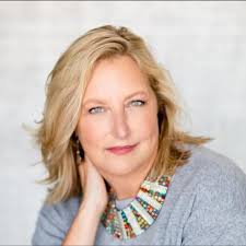 DERNIÈRES NOUVELLES : Le sén. Alex Padilla vient d'être jeté au sol et  détenu par un presseur détenu par la secrétaire du DHS Kristi Noem.