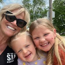 Hummingbird with bloated belly, not flying away