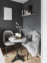 Er erinnert ans meer und findet sich in abgeschwächter form im glas der pendelleuchte. Voll Im Trend Dunkle Wandfarbe In Der Einrichtung Westwing